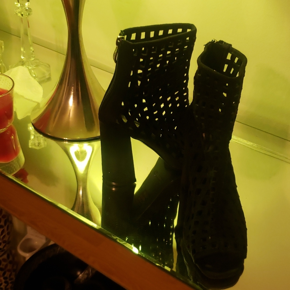 Shoes - Picture 2 of 3